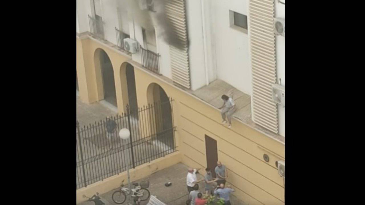 Terrorizzata Si Lancia Con Lui Dal Balcone Per Provare A Salvarsi VIDEO