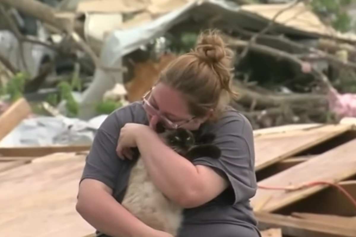 Donna abbraccia la sua gatta