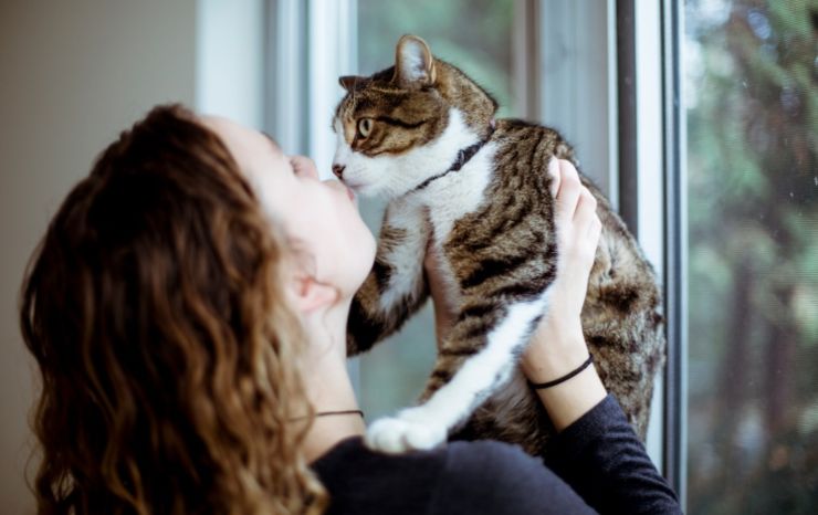 Persona con il suo gatto 