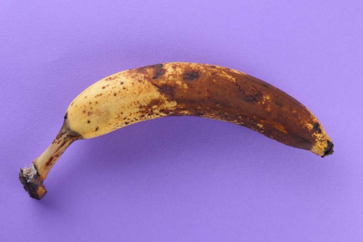 Banana annerita su sfondo viola