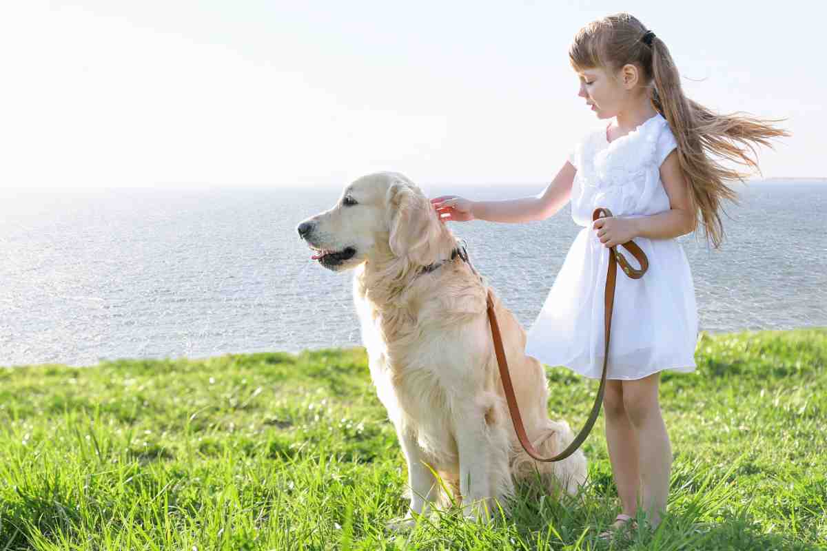 bambina soffre d'ansia con cane