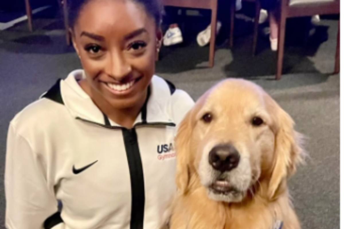 La campionessa olimpica e il suo amato cane da supporto emotivo sfoggiano la medaglia