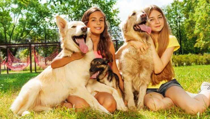 bambine con i loro cani