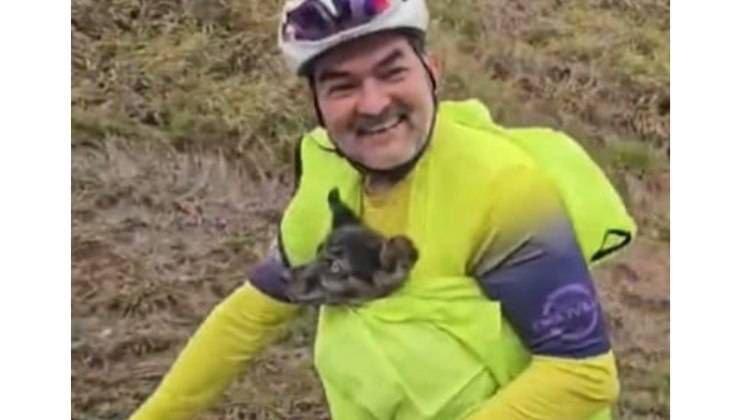 ciclista con cucciolo salvato