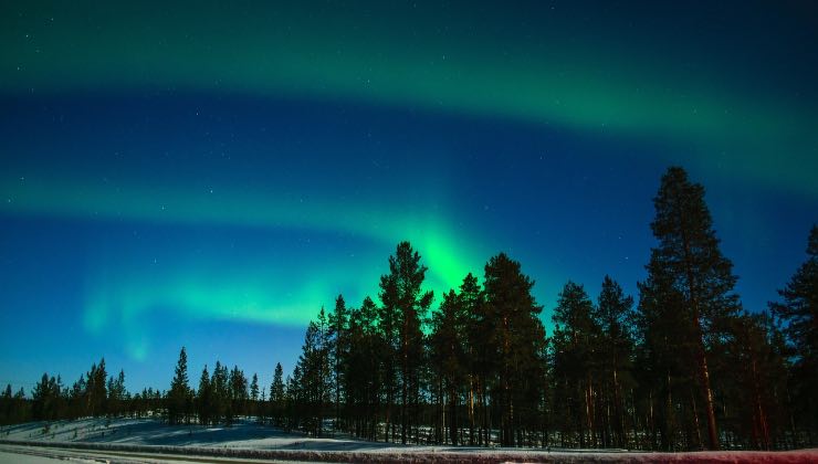 Cielo con aurora boreale nella Lapponia norvegese