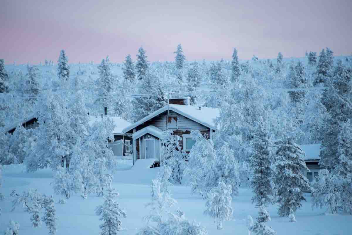 Residenze sommerse dalla neve nella Lapponia finlandese