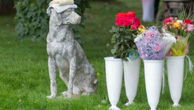 Statua del cane al cimitero